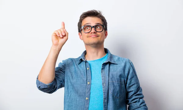 Junger Mann in Brille und Hemd hat abstrakte Idee — Stockfoto