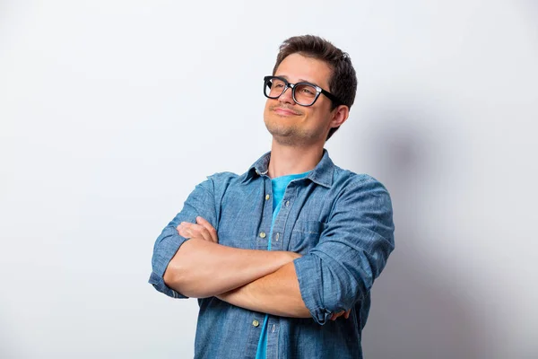Giovane uomo in occhiali e camicia felice se stesso , — Foto Stock