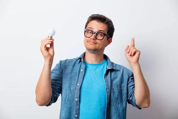 Junger Mann im Hemd mit Glühbirne — Stockfoto