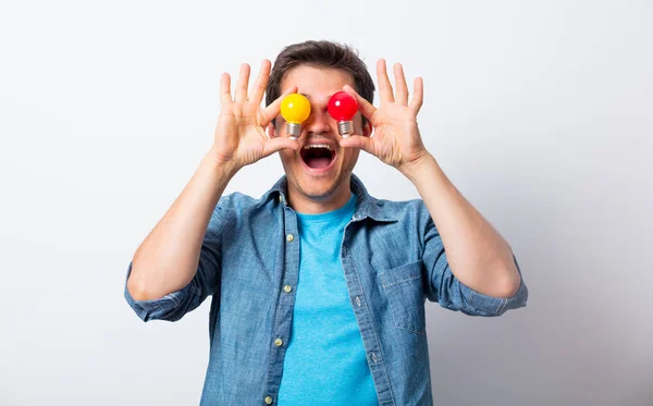 Jonge man in hemd bollen te houden — Stockfoto