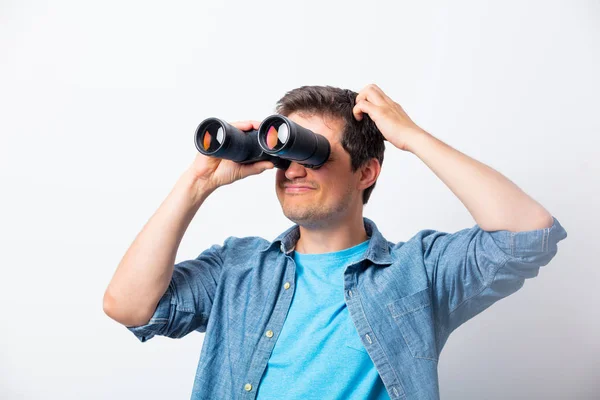 Jovem procurando com binocular algo — Fotografia de Stock