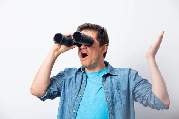 Jovem procurando com binocular algo — Fotografia de Stock