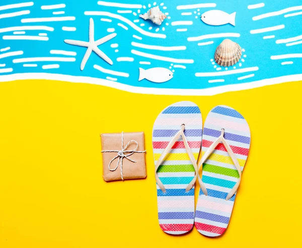 Chanclas de verano y caja de regalo — Foto de Stock