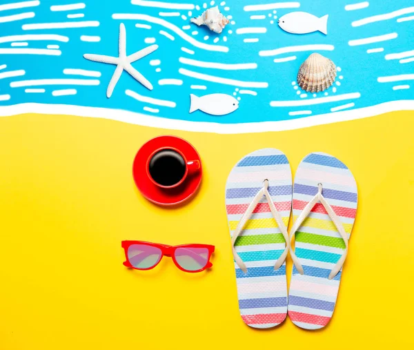 Chanclas de verano y taza de café con gafas de sol — Foto de Stock