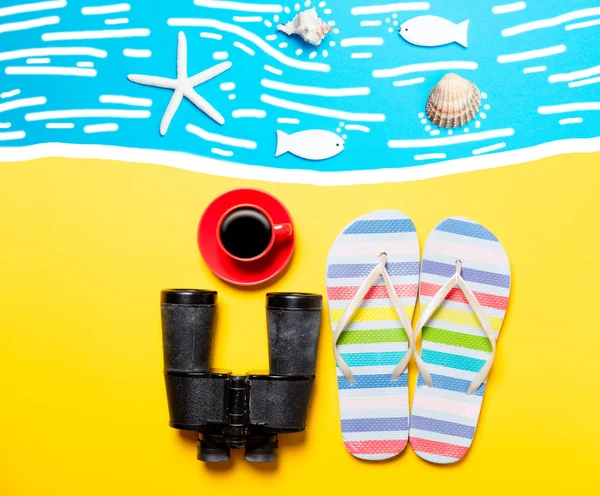 Καλοκαίρι flip-flops και φλιτζάνι καφέ με κιάλια — Φωτογραφία Αρχείου