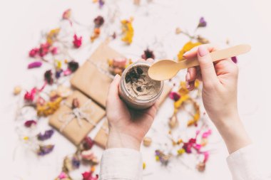 Erkek holding organik krem eller