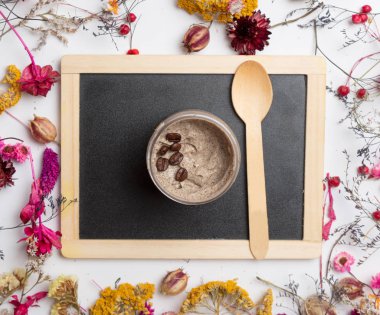 kahve kozmetik ve otlar ile kurulu