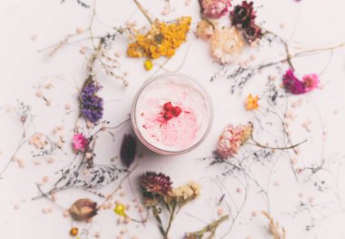 Organik kozmetik krem ve otlar