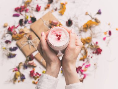 Çilek kremalı tutan eller