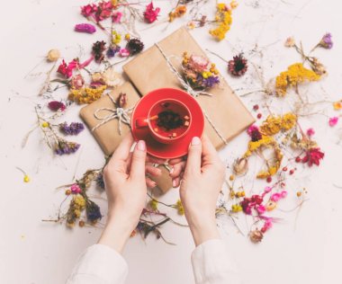 Organik çay bardağı tutan eller 