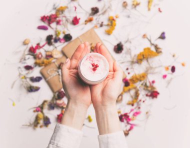 Çilek kremalı tutan eller