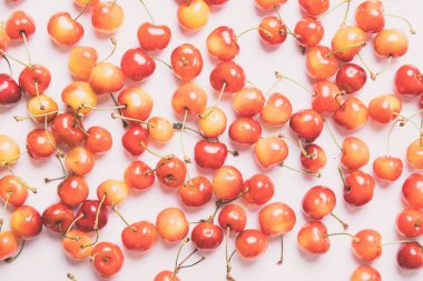 Olgun kırmızı kiraz çilekleri