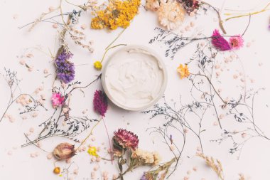 Organik kozmetik krem ve otlar