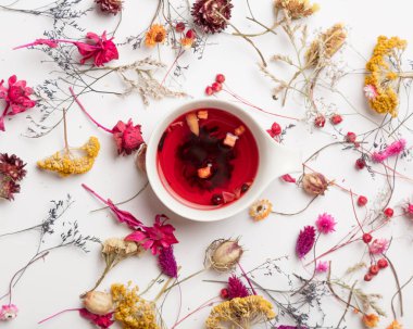  kırmızı meyve çay yapılmış yuccie tarzı 