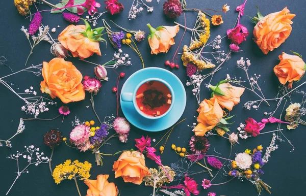 Ervas e flores com xícara de chá — Fotografia de Stock