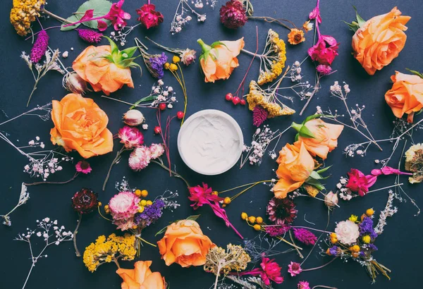 Rosas y flores con crema orgánica —  Fotos de Stock