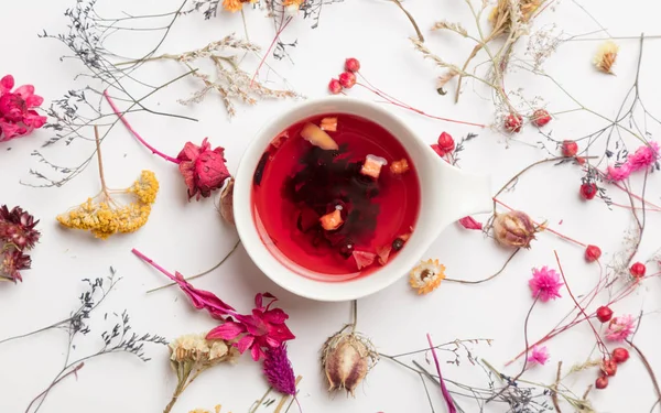 Kırmızı meyve çay yapılmış yuccie tarzı — Stok fotoğraf