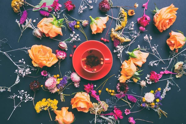 Herbes et fleurs avec tasse de thé — Photo