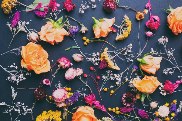 Gele rozen en andere bloemen — Stockfoto