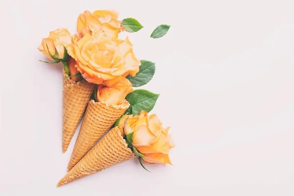 Rosas amarelas em cones de waffle — Fotografia de Stock