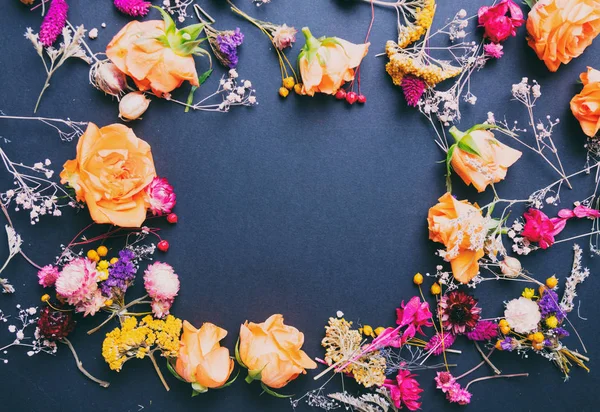 Rosas amarillas y otras flores —  Fotos de Stock