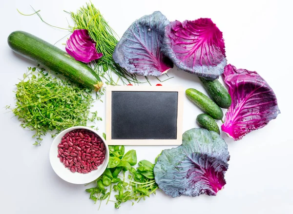 Ervas aromáticas e legumes com feijão — Fotografia de Stock