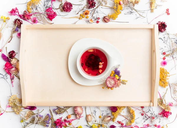 Taza de té y bandeja de frutas orgánicas —  Fotos de Stock