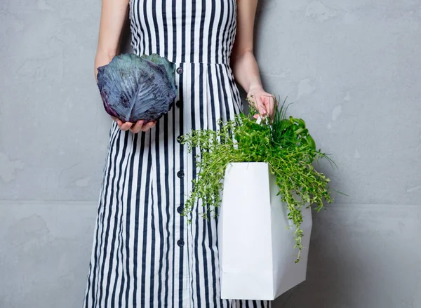 女人抓着袋子与蔬菜 — 图库照片