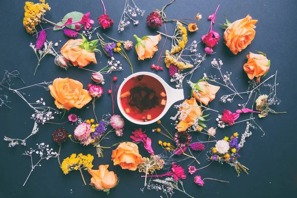 Hierbas y flores con taza de té —  Fotos de Stock