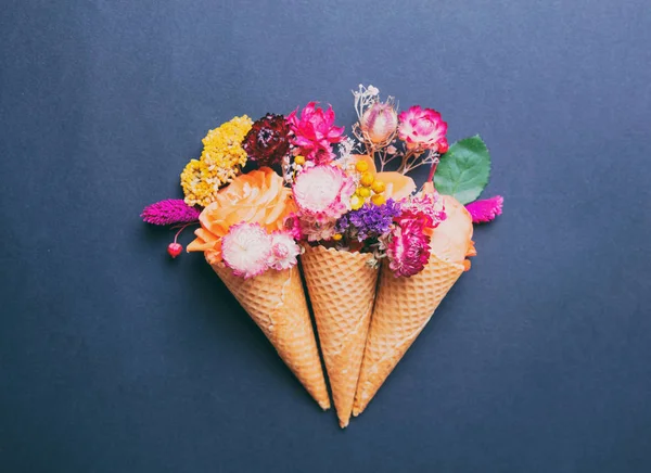 Bloemen in wafel ice - cream cones — Stockfoto