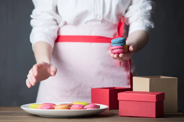 Ama de casa preparando macarrones para regalo —  Fotos de Stock
