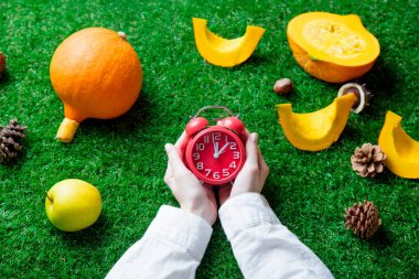 Çalar saat tutan eller 