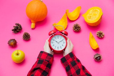 Çalar saat tutan eller 