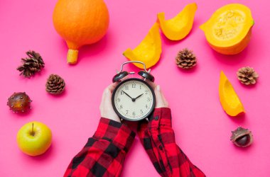 Çalar saat tutan eller 