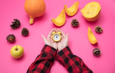 Çalar saat tutan eller 