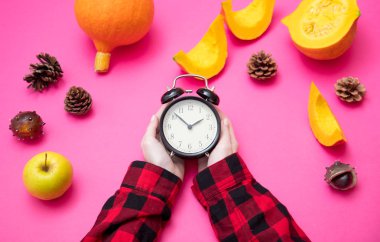 Çalar saat tutan eller 