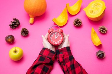 Çalar saat tutan eller 