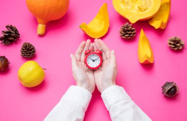 Çalar saat tutan eller 