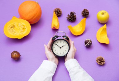 Çalar saat tutan eller 