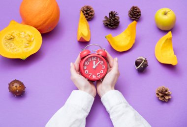 Çalar saat tutan eller 