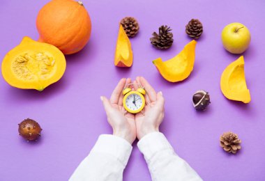 Çalar saat tutan eller 