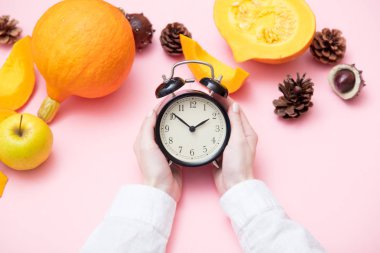 Çalar saat tutan eller 