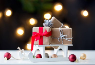 Noel Baba kızak hediyeler ile