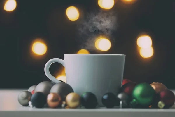 Чашка кофе и рождественские шары — стоковое фото