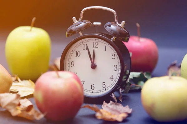 りんごや葉でレトロな目覚まし時計 — ストック写真