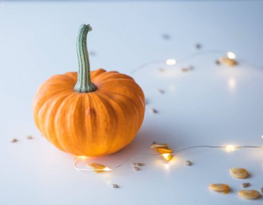 Küçük kabak peri ışıkları ile 