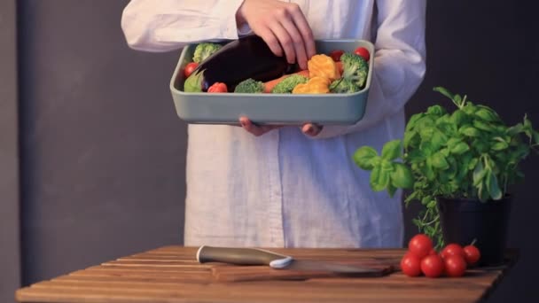 Femme caucasienne cuisine légumes — Video