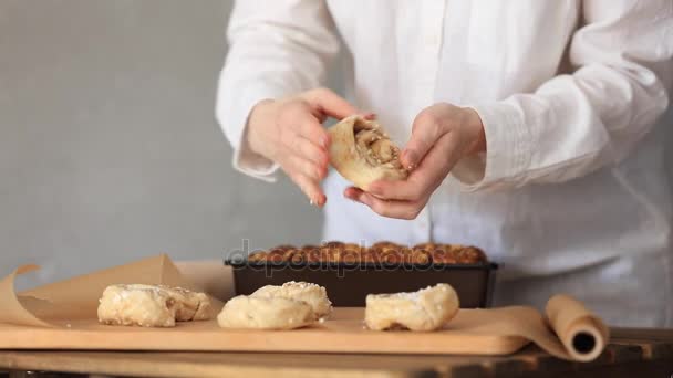 Koch kocht süßes Gebäck — Stockvideo