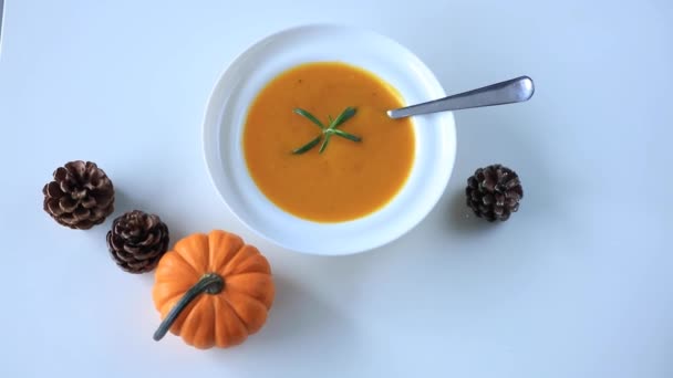 Sopa de calabaza con romero — Vídeos de Stock