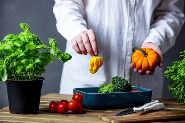 Donna caucasica che cucina verdure — Foto Stock